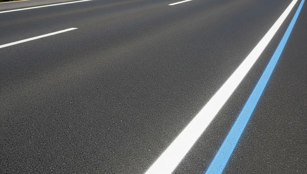 La DGT confirma para qué sirven las las líneas azules de las carreteras: la mayoría de los conductores las desconocen
