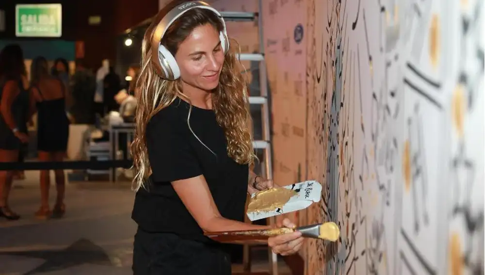 Bibiana Domit pintando un mural para la subasta de la Gala Starlite