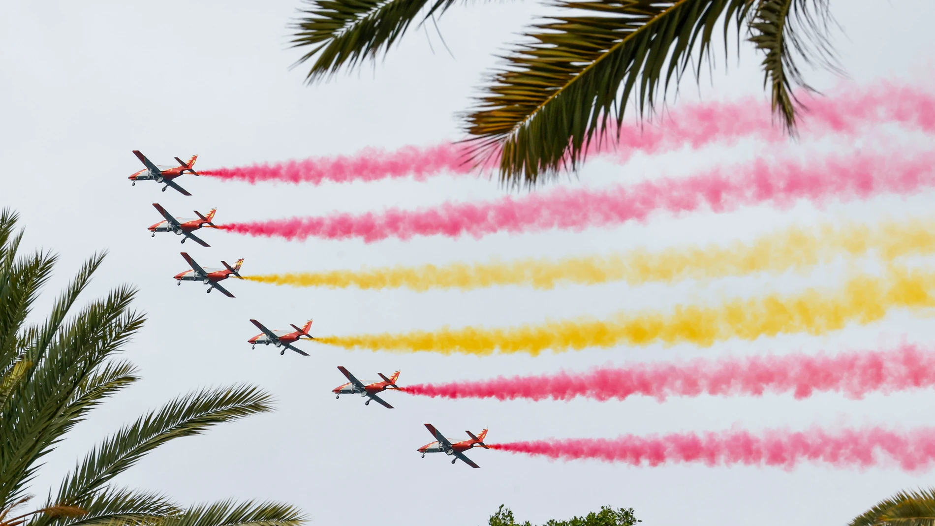 LAS PALMAS DE GRAN CANARIA, 05/06/2025.- Los aviones de la Patrulla Águila surcan los cielos de las Palmas de Gran Canaria durante el ensayo que realizaron este jueves para la revista aeronaval que se desarrollará en la bahía de la capital grancanaria y la posterior exhibición en la playa de Las Alcaravaneras del viernes con motivo del Día de las Fuerzas Armadas, que presidirá el Rey Felipe VI. EFE/ Elvira Urquijo A.