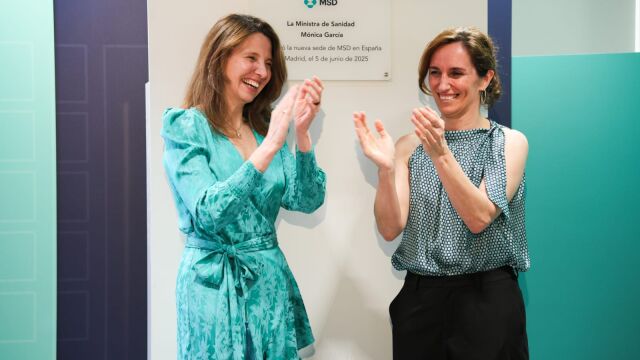 Ana Argelich, presidenta y directora general de MSD en España, junto a Mónica García