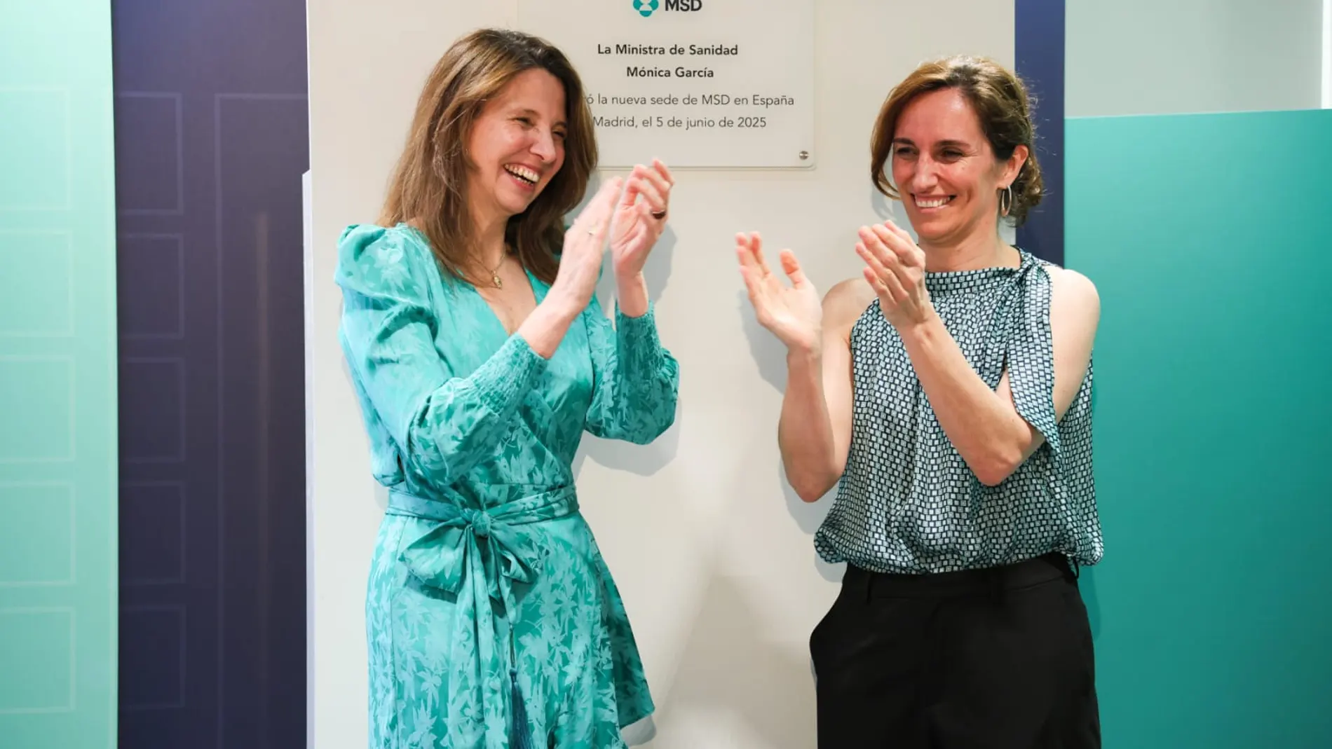 Ana Argelich, presidenta y directora general de MSD en España, junto a Mónica García
