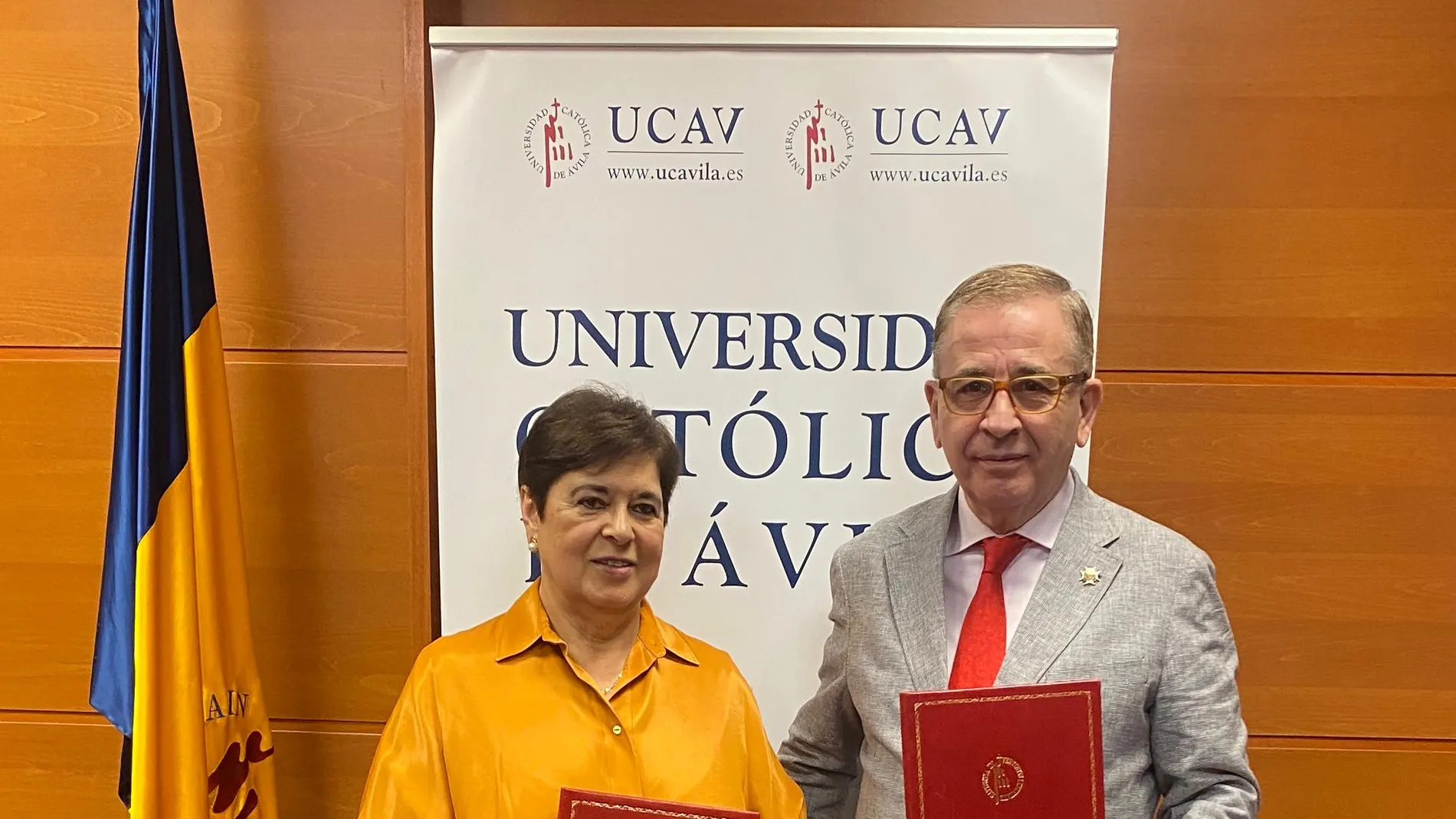 La rectora de la UCAV, María del Rosario Saéz Yuguero, y el presidente de CODEM, Jorge Andrada Serrano, tras firmar el acuerdo