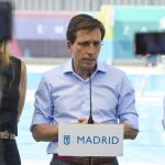 MADRID.-Almeida acusa a Leire Díez de rendir cuentas ante Santos Cerdán y cree que la rueda de prensa fue "desvío de atención"