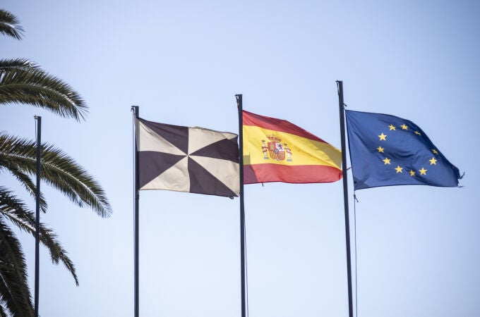 Ceuta y Melilla son dos ciudades autónomas bajo soberanía de España que están en África, pero pese a ser españolas, no están amparadas por el tratado de la OTAN