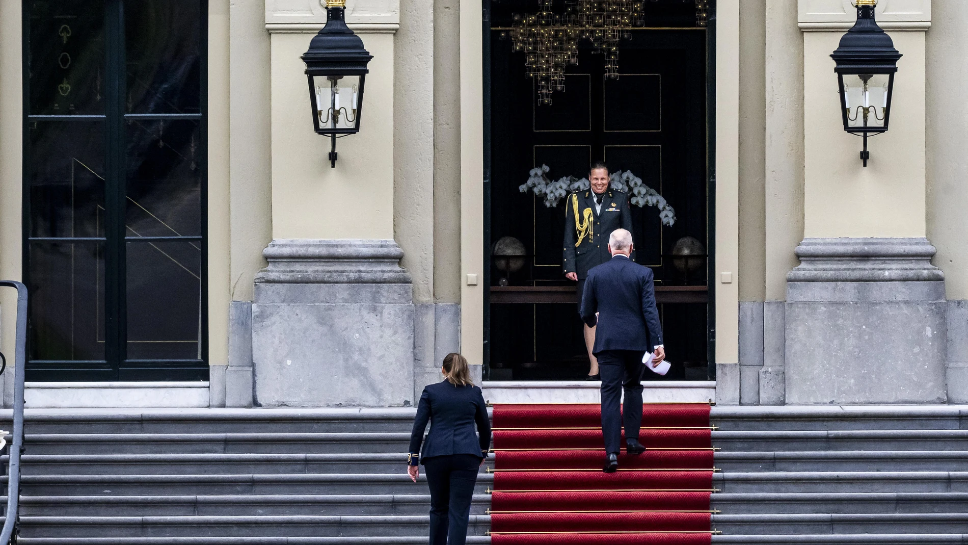 The Hague (Netherlands), 05/06/2025.- President of the Upper House Jan Anthonie Bruijn arrives at the Huis ten Bosch palace for a meeting with King Willem-Alexander following the fall of the Dutch cabinet, in The Hague, the Netherlands, 05 June 2025. Geert Wilders of the Party for Freedom (PVV) withdrew his support for the coalition on 03 June, dropping the cabinet. (Países Bajos; Holanda, La Haya) EFE/EPA/FRANK VAN BEEK