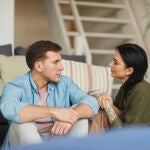 El motivo por el que “te pones a la defensiva” con tu pareja, según una psicóloga