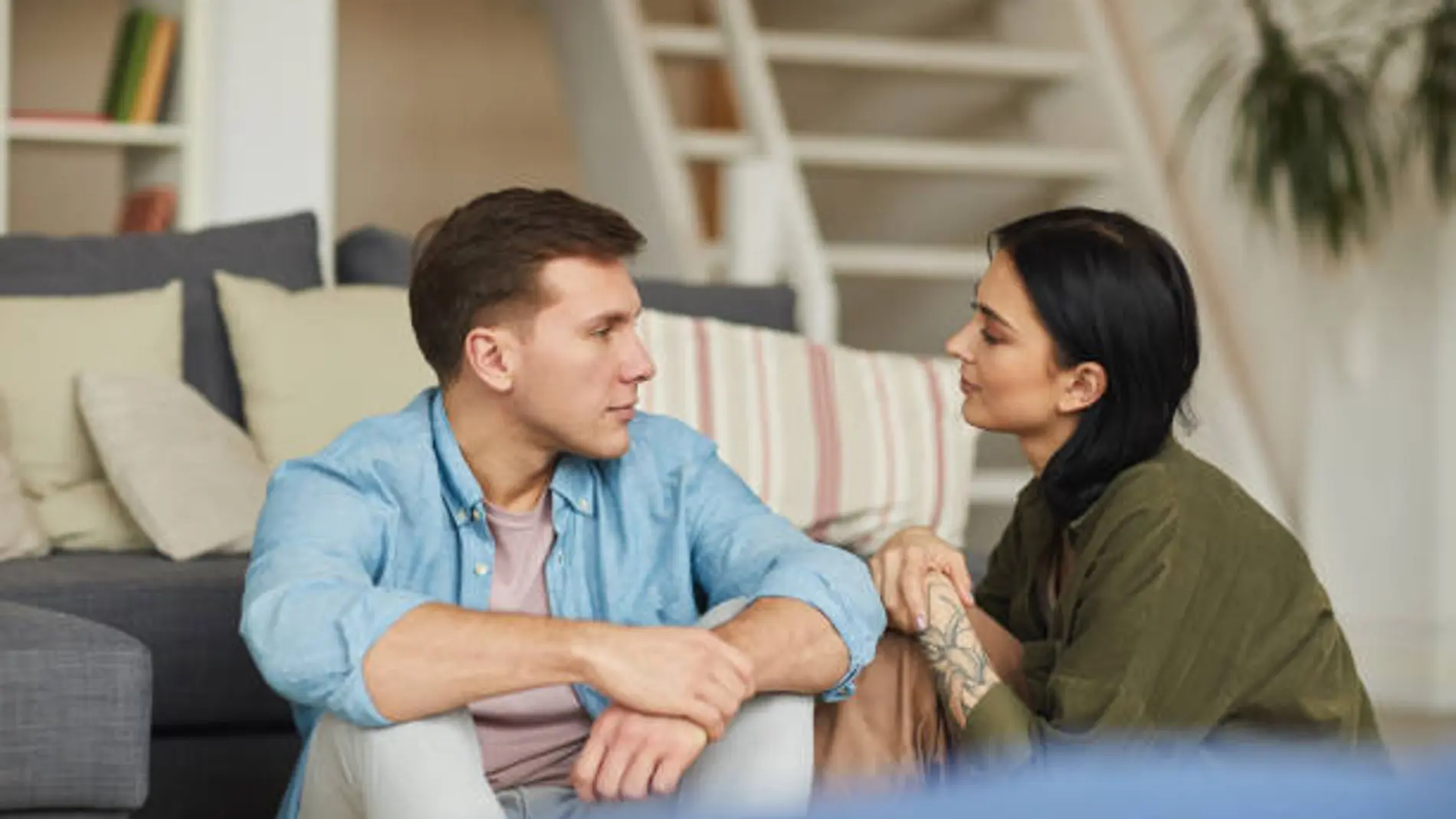 El motivo por el que “te pones a la defensiva” con tu pareja, según una psicóloga