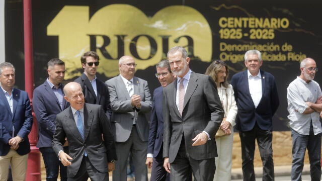 El Rey inaugura la escultura ‘Somos tiempo’ en el Barrio de La Estación de Haro (La Rioja)