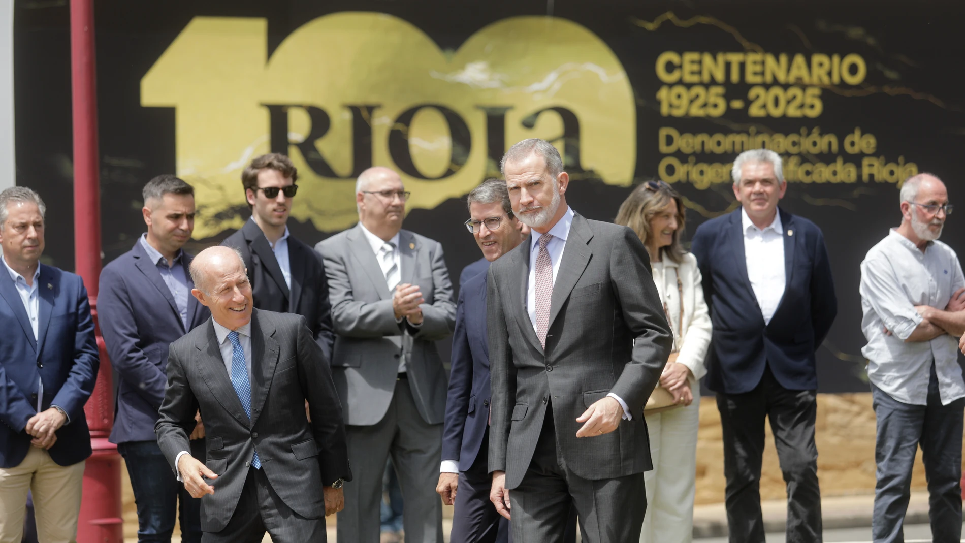 El presidente de La Rioja, Gonzalo Capellán (c), y el Rey Felipe VI (d) durante la inauguración de la escultura ‘Somos tiempo’, en el Barrio de la Estación, a 5 de junio de 2025, en Haro, La Rioja (España). Este acto se enmarca dentro del ‘Espacio Centenario de Rioja’, que conmemora el centenario de la DOCa Rioja. La escultura está dedicada al centenario del Consejo Regulador de la Denominación de Origen Calificada Rioja. 05 JUNIO 2025;ESCULTURA;REY;DOCA;RIOJA;VINO JPEG / Europa Press 05/0...