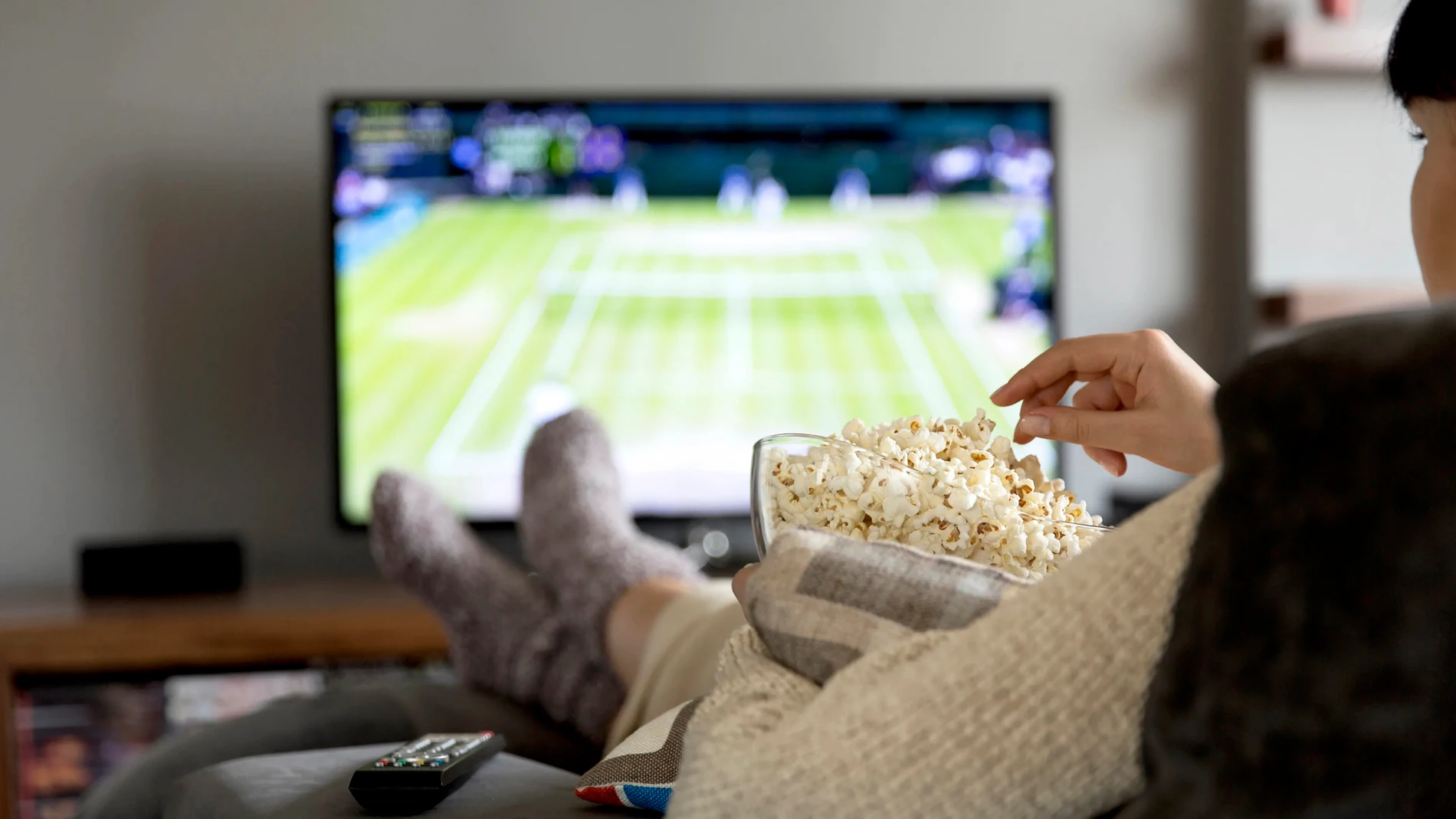 Viendo deportes en el sofá