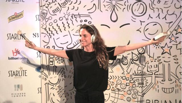 Bibiana Domit frente su mural en Starlite