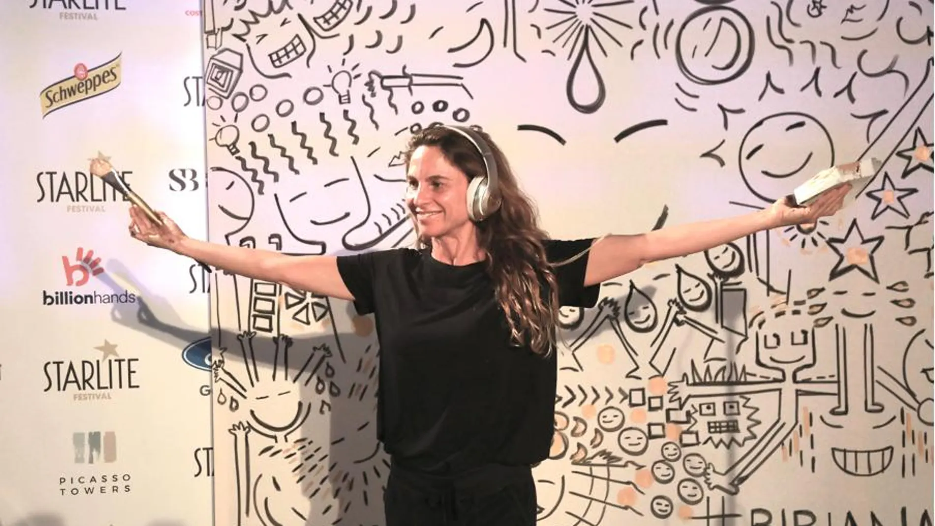 Bibiana Domit frente su mural en Starlite
