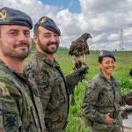 Miriam Chacón / ICAL . (I a D) Los cabos Luena, Polo y Chonata con Espuela y Lanza, ejemplares de aguila de Harris incorporados al regimiento Farnesio 12 de Valladolid