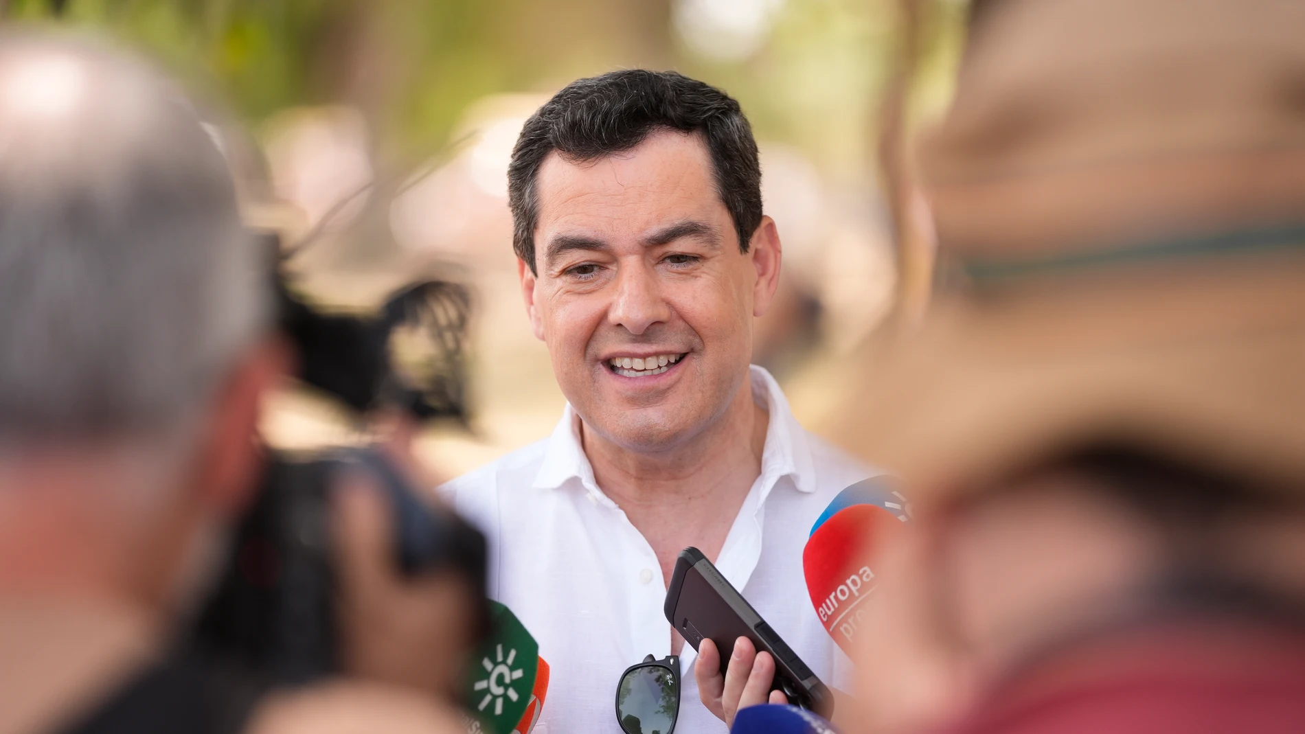 El presidente de la Junta de Andalucía, Juanma Moreno, ofrece unas declaraciones a los medios de comunicación en la aldeda de El Rocío, a 7 de junio de 2025 en Almonte (Huelva, Andalucía, España). Las hermandades del Rocío ya están de camino al santuario de la virgen en Almonte (Huelva). El presidente de la Junta de Andalucía, Juanma Moreno, ha realizado una visita institucional a la romería, donde ha destacado la importante contribución del Rocío a la Marca Andalucía y a la promoción de la...