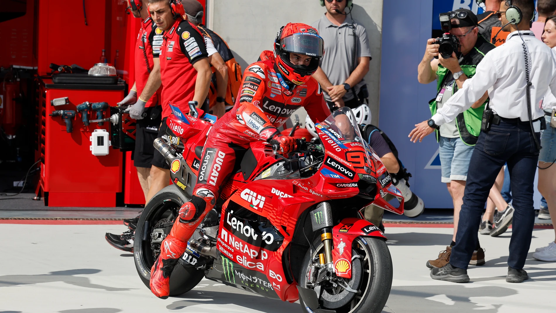 ALCAÑIZ (TERUEL), 07/06/2025.- El español Marc Márquez del equipo Ducati Desmosedici sale eel box del equipo, antes de antes de la sesión de clasificación para el Gran Premio de Aragón de Motociclismo este sábado en el circuito de Motorland Alcañiz en Teruel. EFE/Javier Cebollada