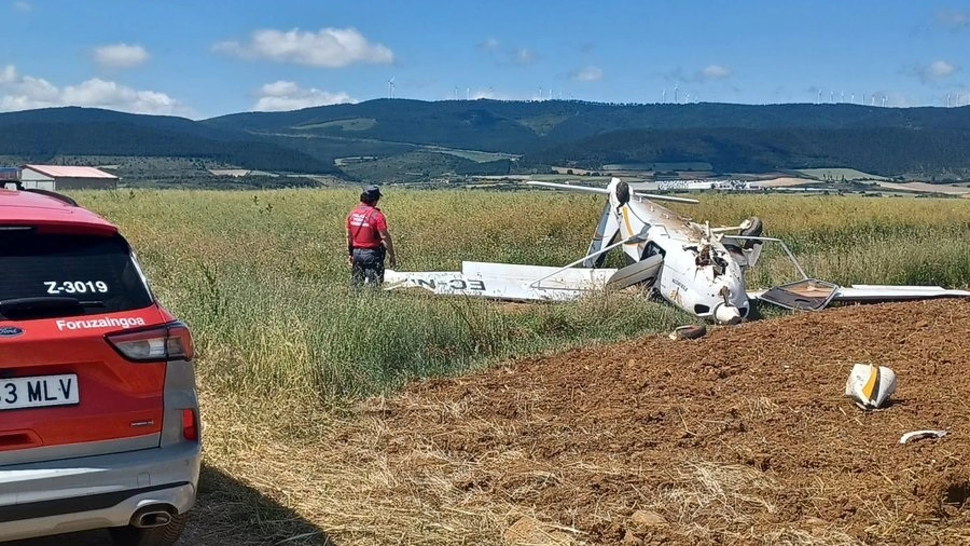 Cuatro heridos en el accidente de una avioneta en el aeródromo de Lumbier. REMITIDA / HANDOUT por POLICÍA FORAL Fotografía remitida a medios de comunicación exclusivamente para ilustrar la noticia a la que hace referencia la imagen, y citando la procedencia de la imagen en la firma 07/06/2025