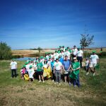 Medio centenar de voluntarios de CSIF limpian de basura el entorno de Las Antanicas en Doñinos