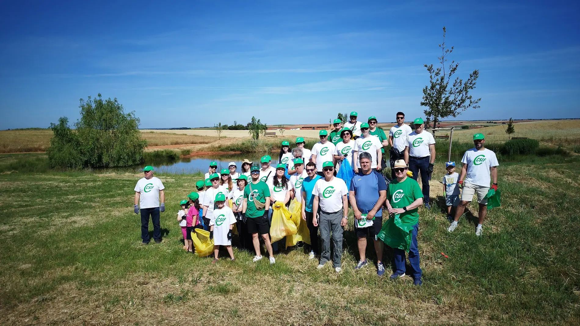 Medio centenar de voluntarios de CSIF limpian de basura el entorno de Las Antanicas en Doñinos