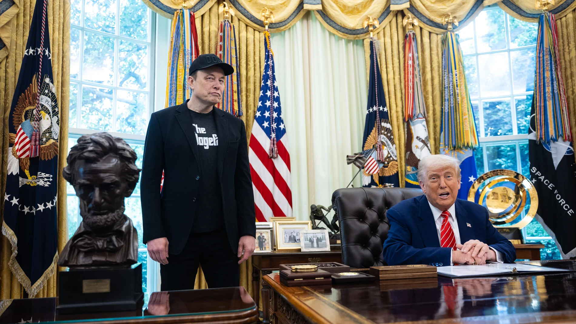 May 30, 2025, Washington, District Of Columbia, USA: United States President Donald J Trump, right, participates in a Press Conference with Elon Musk, Chief Executive Officer, Tesla, SpaceX and X (previously known as Twitter) and Administrator, Department of Government Efficiency (DOGE), left, in the Oval Office of the White House in Washington, DC, US,, May 30, 2025 Europa Press/Contacto/Francis Chung - Pool via CNP 30/05/2025 ONLY FOR USE IN SPAIN