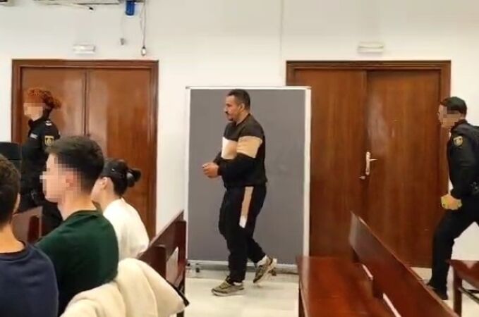 El acusado de acabar con la vida de Zouhr B. A su llegada al juicio con jurado.