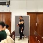 El acusado de acabar con la vida de Zouhr B. A su llegada al juicio con jurado.