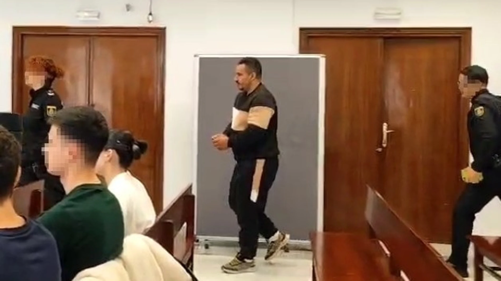 El acusado de acabar con la vida de Zouhr B. A su llegada al juicio con jurado.