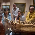 Reportaje de voluntarios culturales mayores de Ceate en el Museo Naval de Madrid. Ceate tiene como objetivo que las personas mayores, convenientemente preparadas, puedan enseñar de forma voluntaria y altruista los Museos y el Patrimonio Histórico-Artístico español a niños y jóvenes estudiantes, y a grupos de adultos y jubilados que requieran este servicio.