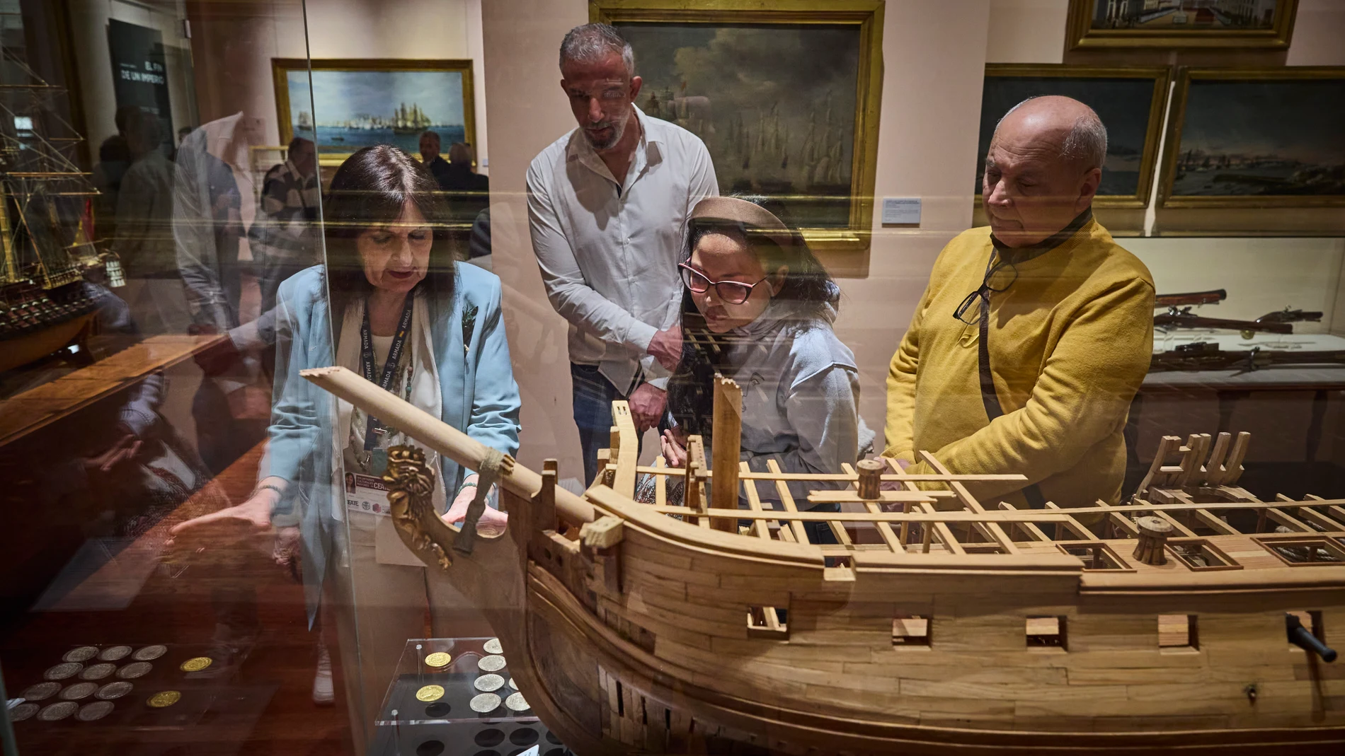 Reportaje de voluntarios culturales mayores de Ceate en el Museo Naval de Madrid. Ceate tiene como objetivo que las personas mayores, convenientemente preparadas, puedan enseñar de forma voluntaria y altruista los Museos y el Patrimonio Histórico-Artístico español a niños y jóvenes estudiantes, y a grupos de adultos y jubilados que requieran este servicio.
