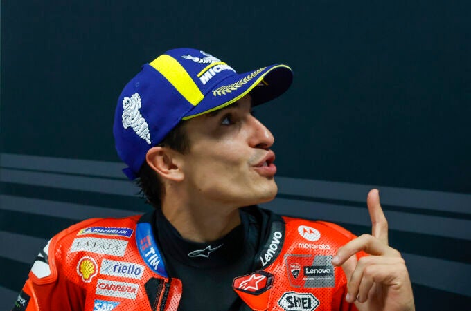 Marc Márquez atiende a la prensa en el circuito de Alcañiz