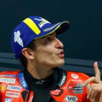 Marc Márquez atiende a la prensa en el circuito de Alcañiz