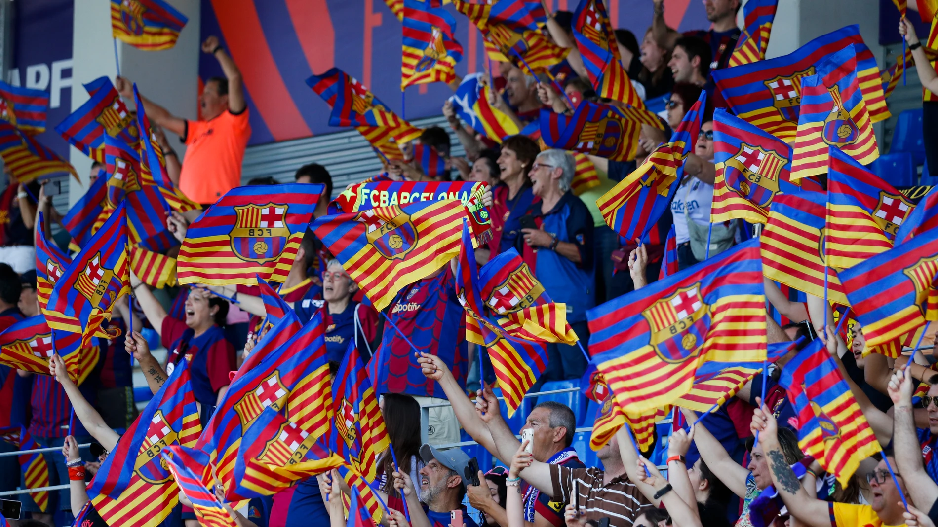 HUESCA, 07/06/2025.- Aficionados del F.C. Barcelona antes del inicio del partido de la final de la Copa de la Reina que se disputa este sábado en el estadio El Alcoraz de Huesca. EFE/Javier Belver