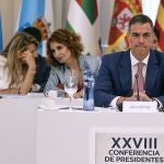 El presidente del Gobierno, Pedro Sánchez (d), acompañado por las vicepresidentas primera y ministra de Hacienda, María Jesús Montero (c, detrás), y segunda y ministra de Trabajo, Yolanda Díaz (i, detrás), momentos antes del inicio de la XXVIII Conferencia de Presidentes que se celebra este viernes en el Palau de Pedralbes, en Barcelona. 