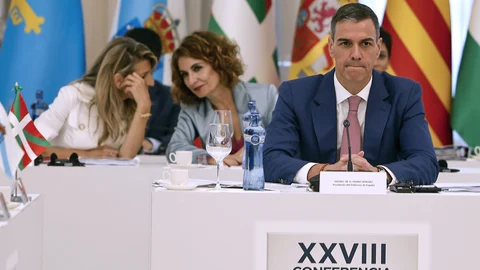 El presidente del Gobierno, Pedro Sánchez (d), acompañado por las vicepresidentas primera y ministra de Hacienda, María Jesús Montero (c, detrás), y segunda y ministra de Trabajo, Yolanda Díaz (i, detrás), momentos antes del inicio de la XXVIII Conferencia de Presidentes que se celebra este viernes en el Palau de Pedralbes, en Barcelona.