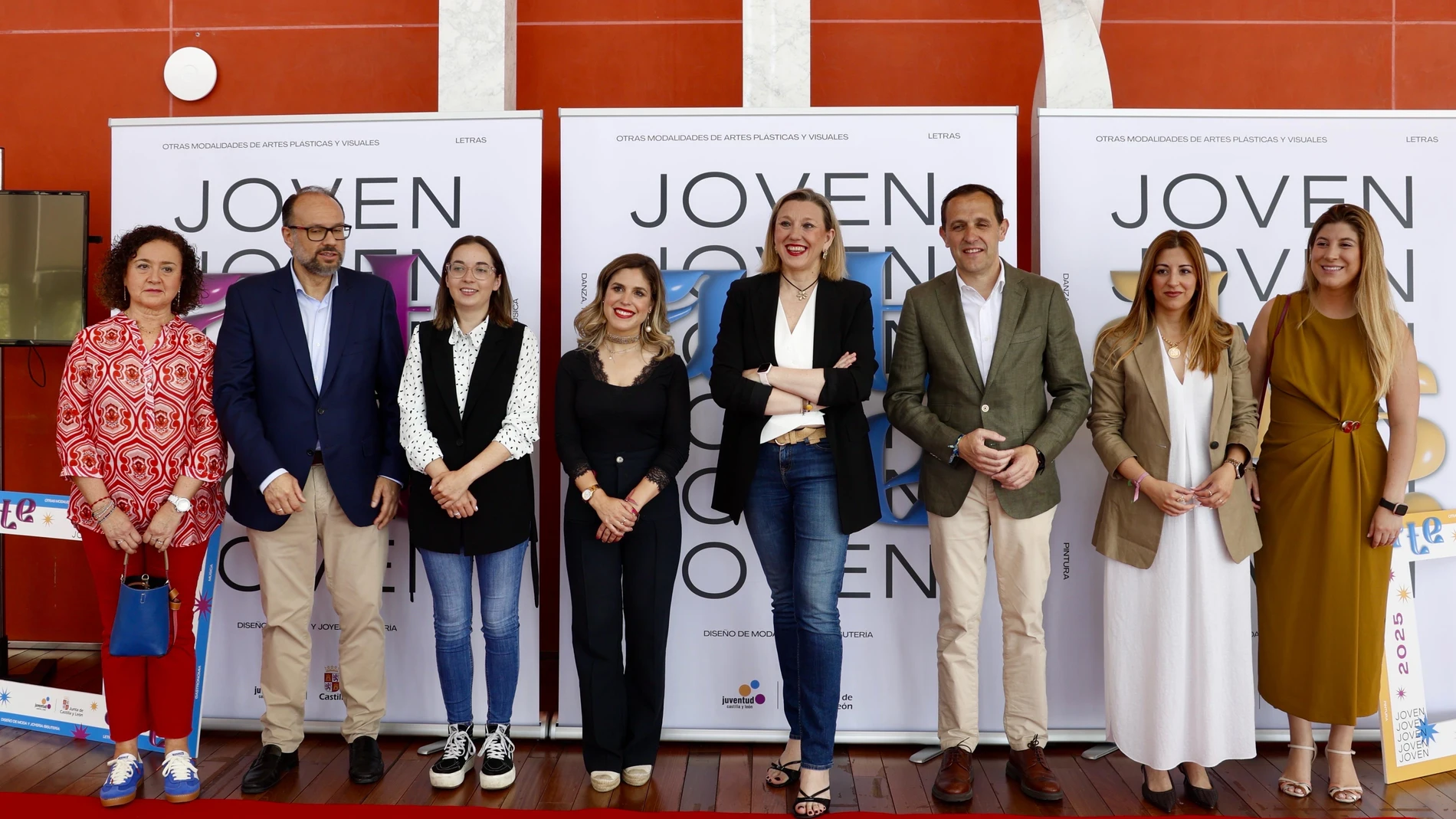 La vicepresidenta de la Junta junto a Conrado Íscar, Del Bosque, López, Ámez, Fernández, De Pablos y Alonso en la entrega de los Premios