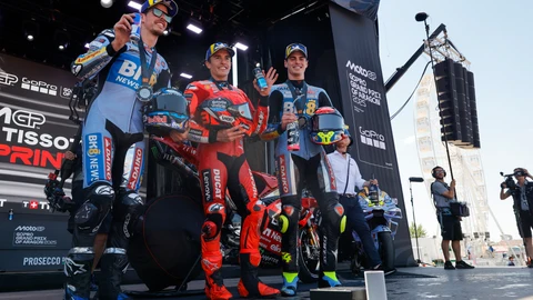 Los hermanos Márquez, junto a Fermín Aldeguer en el podio de la carrera Sprint de Aragón