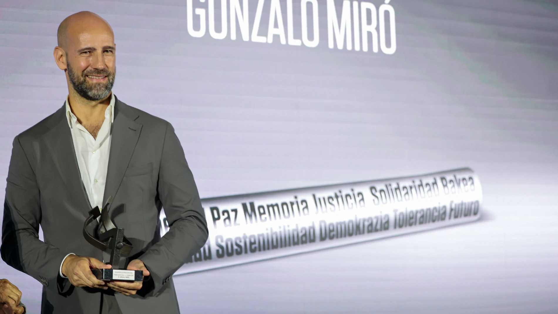 BILBAO, 07/06/2025.- El comunicador y colaborador de programas de televisión Gonzalo Miró, ha recibido este sábado el Premio Ramón Rubial a la Comunicación en el acto de entrega de la 18ª Edición de los "Premios Ramón Rubial", en el Palacio Euskalduna en Bilbao. EFE/Luis Tejido