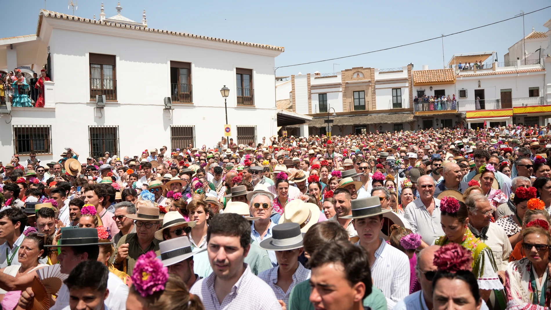 Simpecados de las hermandades del Rocío, junto a sus peregrinos, llegan al santuario de la Virgen en Almonte para la presentación de hermandades, a 7 de junio de 2025 en Almonte (Huelva, Andalucía).La presentación de hermandades del Rocío es uno de los actos más emblemáticos de la romería, y tiene lugar el sábado previo al Domingo de Pentecostés en la aldea del Rocío. Durante esta jornada, cada hermandad filial se acerca al santuario para rendir homenaje a la Virgen del Rocío y a la Hermanda...