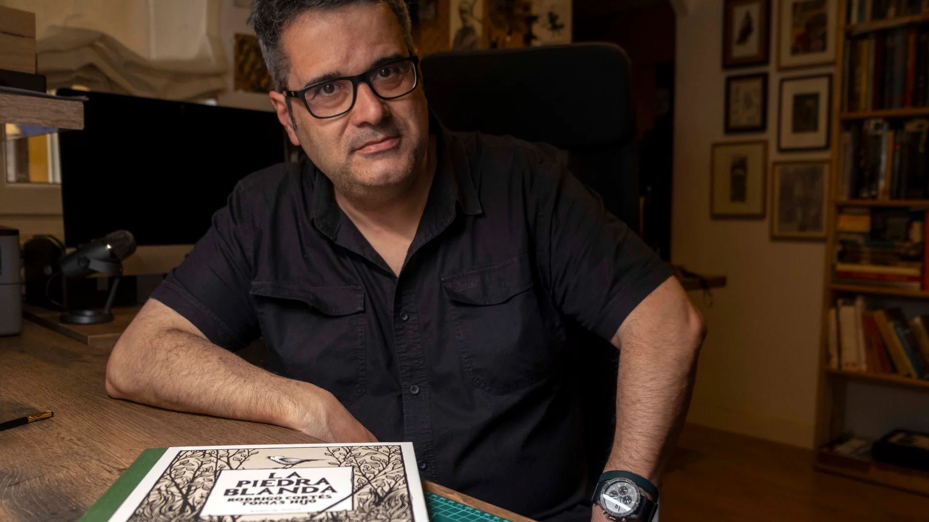 El ilustrador Tomás Hijo presenta junto al director, Rodrigo Cortés el libro `La piedra blanca´