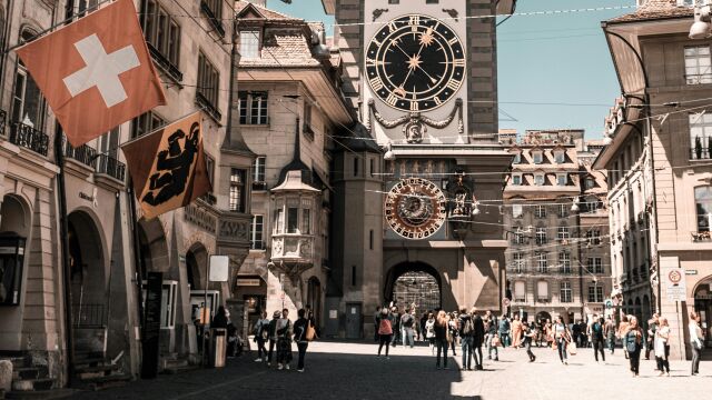 Personas de diferente nacionalidad paseando por Suiza