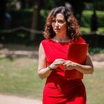 Ayuso defiende su libertad ante pinganillos y no pide que la sigan: "No necesito hacer sainetes con nadie"