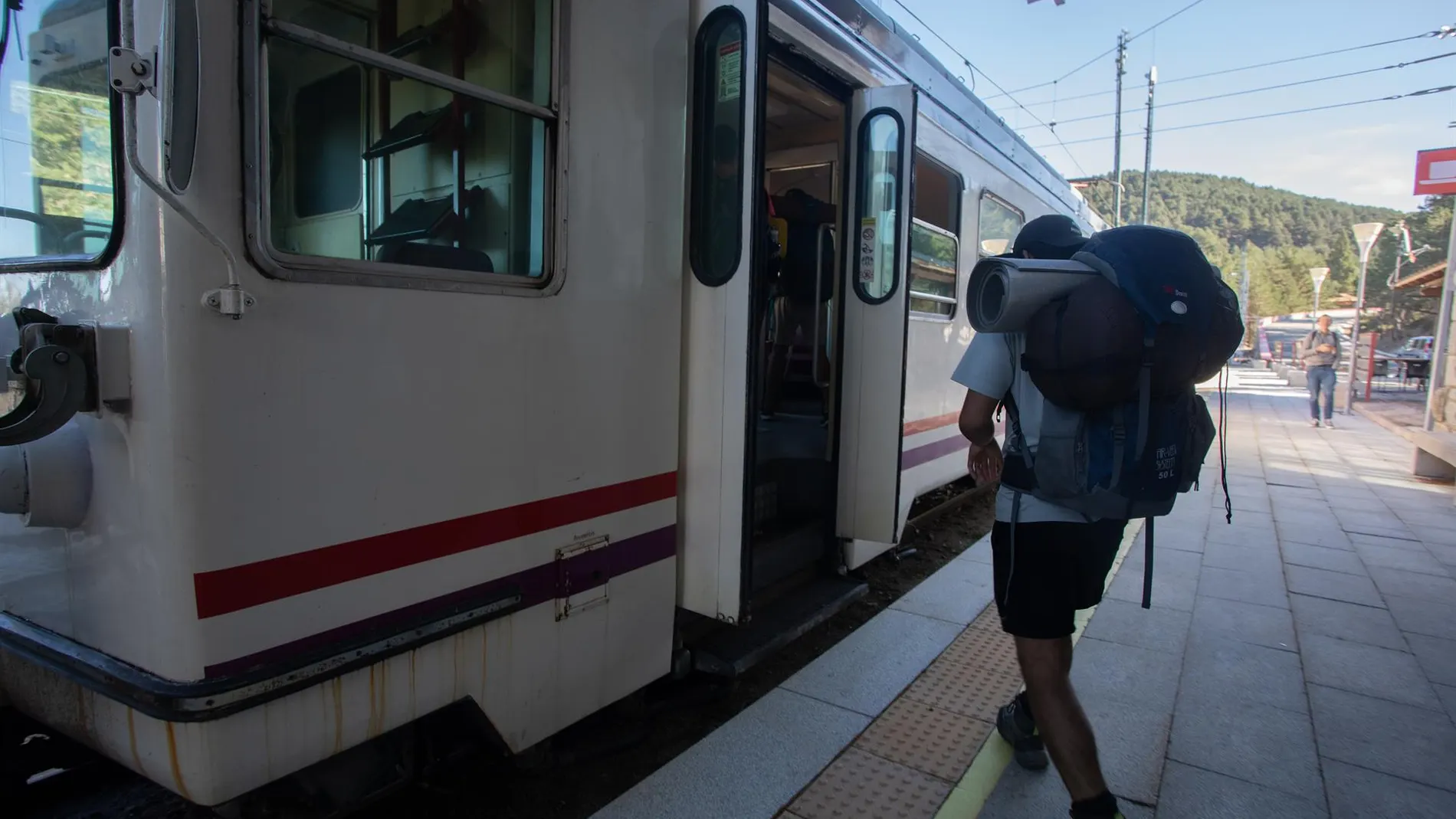 MADRID.-El Gobierno aprueba el martes el programa 'Verano Joven 2025' con descuentos para viajar en tren y autobús