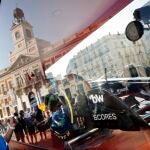 El monoplaza de Fórmula 1 de Carlos Sainz hace parada en la Puerta del Sol antes de su exhibición en Ifema Madrid