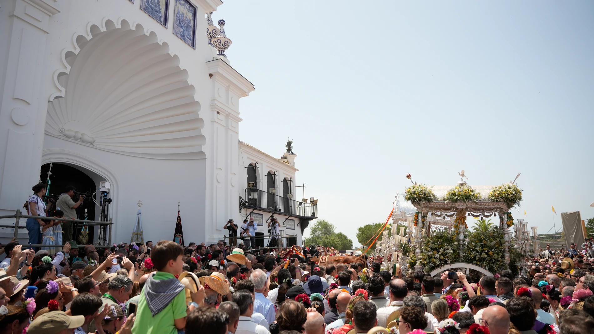 Simpecados de las hermandades del Rocío, junto a sus peregrinos, llegan al santuario de la Virgen en Almonte para la presentación de hermandades, a 7 de junio de 2025 en Almonte (Huelva, Andalucía).La presentación de hermandades del Rocío es uno de los actos más emblemáticos de la romería, y tiene lugar el sábado previo al Domingo de Pentecostés en la aldea del Rocío. Durante esta jornada, cada hermandad filial se acerca al santuario para rendir homenaje a la Virgen del Rocío y a la Hermanda...