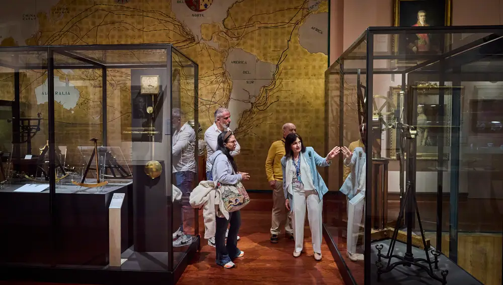 Reportaje de voluntarios culturales mayores de Ceate en el Museo Naval de Madrid. Ceate tiene como objetivo que las personas mayores, convenientemente preparadas, puedan enseñar de forma voluntaria y altruista los Museos y el Patrimonio Histórico-Artístico español a niños y jóvenes estudiantes, y a grupos de adultos y jubilados que requieran este servicio.