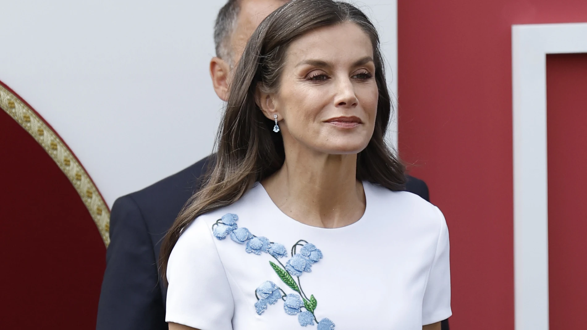 La Reina Letizia con vestido floral en el Día de las Fuerzas Armadas en Tenerife.