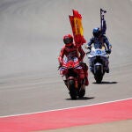 Los hermanos Márquez, en la vuelta de honor en Alcañiz