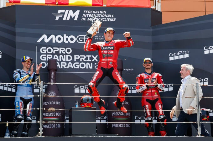 Marc Márquez celebra en el podio de Motorland su victoria