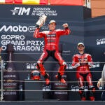 Marc Márquez celebra en el podio de Motorland su victoria