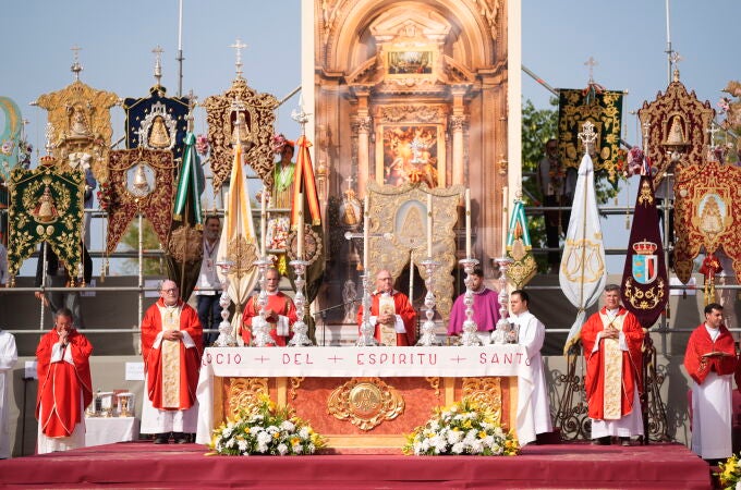 Solemne Misa Pontifical Pentecostés 2025 en El Rocío