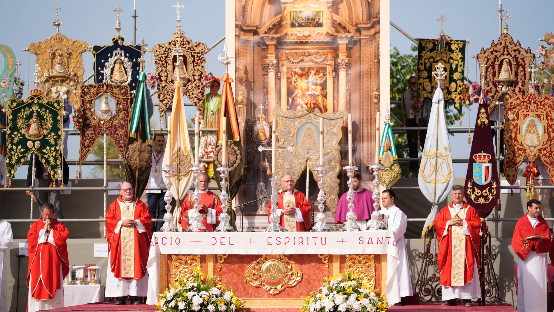 Imágenes de la Misa Pontifical de la Romería del Rocío, a 8 de junio de 2025 en Almonte (Huelva, Andalucía, España). El consejero de la Presidencia, Interior, Diálogo Social y Simplificación Administrativa de la Junta de Andalucía, Antonio Sanz, junt al presidente de la Diputación de Huelva, David Toscanp, y la delegada del gobierno en Huelva, María José Rico, presiden la Misa de Romeros en un día marcado por las altas temperaturas. Por primera vez, los simpecados de las hermandades del Rocí...